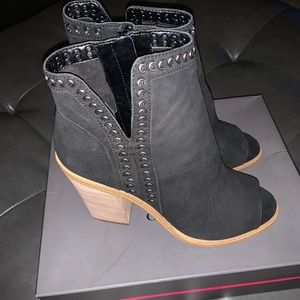 NEW IN BOX Vince Camuto Black Size 8